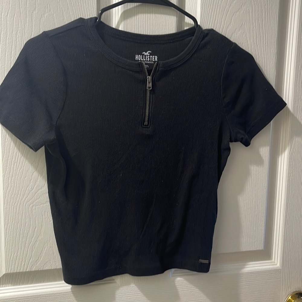 HOLLISTER BLACK ZIPPER BABY TEE